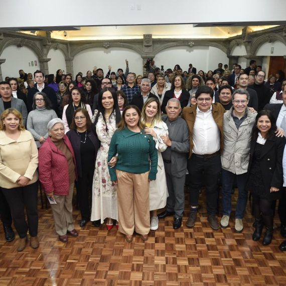 El sábado, en el mitin de Jorge Romero, presidente del PAN, andaba Armando Jiménez, quien enfrenta una carpeta de investigación por despojo, pues invadió ilegalmente la sede del PRD en Coyoacán y la mantiene secuestrada. ¿Con esos cuadros Romero quiere brillar? Que alguien le ayude. FOTO: Especial