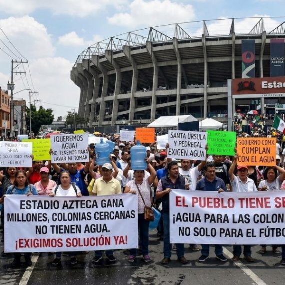 A los habitantes de la colonia Pedregal de Santa Úrsula, junto al estadio Azteca, no les han hecho justicia cuatro Mundiales de Futbol, ni los gobiernos del Partido Revolucionario Institucional, Partido de la Revolución Democrática, ni el Movimiento de Regeneración Nacional. Sus problemas de escasez de agua persisten. IMAGEN: Recreación de protestas en el Estadio Azteca con inteligencia artificial de Gemini