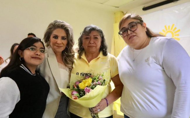 En la alcaldía Azcapotzalco, la dirigente perredista tomó protesta a Guadalupe Fonseca, como delegada presidenta del Comité del Sol Azteca en esa demarcación, así como a las secretarias integrantes de la dirigencia en dicho territorio.