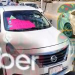 En las próximas semanas, el Gobierno Federal, de la mano con el de la Ciudad de México tendrán que resolver una encrucijada: quedar bien con los abusivos taxis del aeropuerto Benito Juárez de la capital o quedar bien y cumplir el convenio con la FIFA, permitiendo que los abusivos taxis de aplicación, Uber, puedan recoger pasaje en la terminal aérea, donde es zona federal limitada. FOTO: X / @porktendencia - Edición IA Gemini