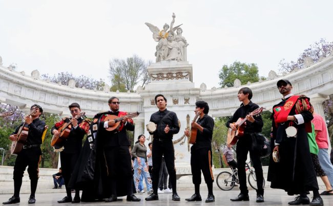 En el marco de la primera jornada de Festivales por la Paz, la Plaza de Santo Domingo, en la alcaldía Cuauhtémoc, se llenó de cantos, música y aplausos con el Concierto por la Paz de la Orquesta 100fónica PILARES, iniciativa de pacificación y recuperación del espacio público, impulsada por el Gobierno de la Ciudad de México y la Estrategia Nacional de Seguridad del Gobierno de Federal. FOTO: Especial
