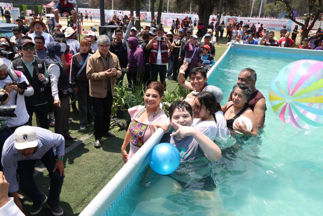 La jefa de Gobierno de la Ciudad de México, Clara Brugada Molina, inauguró las primeras albercas públicas gratuitas “Santo Chapuzón Vacacional” para garantizar el derecho a la recreación y al sano esparcimiento de la población con énfasis en niñas, niños, jóvenes y personas mayores, actividades con las que se estima una afluencia de 3 mil personas. FOTO: Especial