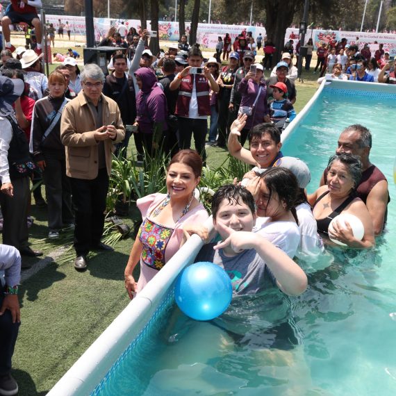 La jefa de Gobierno de la Ciudad de México, Clara Brugada Molina, inauguró las primeras albercas públicas gratuitas “Santo Chapuzón Vacacional” para garantizar el derecho a la recreación y al sano esparcimiento de la población con énfasis en niñas, niños, jóvenes y personas mayores, actividades con las que se estima una afluencia de 3 mil personas. FOTO: Especial