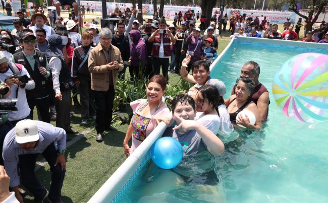 La jefa de Gobierno de la Ciudad de México, Clara Brugada Molina, inauguró las primeras albercas públicas gratuitas “Santo Chapuzón Vacacional” para garantizar el derecho a la recreación y al sano esparcimiento de la población con énfasis en niñas, niños, jóvenes y personas mayores, actividades con las que se estima una afluencia de 3 mil personas. FOTO: Especial