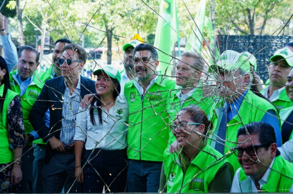 En realidad, es la desesperación de que con nada llaman la atención de la Jefatura de Gobierno. “Yo te terminé, no tu a mí”, acaso es el mensaje político que quiere enviar el PVEM, como para no sentirse despechado. Es de facto la ruptura del PVEM con Morena en la CDMX. No irán juntos en 2027. FOTO: Especial – Edición IA Gemini