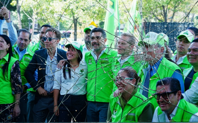 En realidad, es la desesperación de que con nada llaman la atención de la Jefatura de Gobierno. “Yo te terminé, no tu a mí”, acaso es el mensaje político que quiere enviar el PVEM, como para no sentirse despechado. Es de facto la ruptura del PVEM con Morena en la CDMX. No irán juntos en 2027. FOTO: Especial – Edición IA Gemini