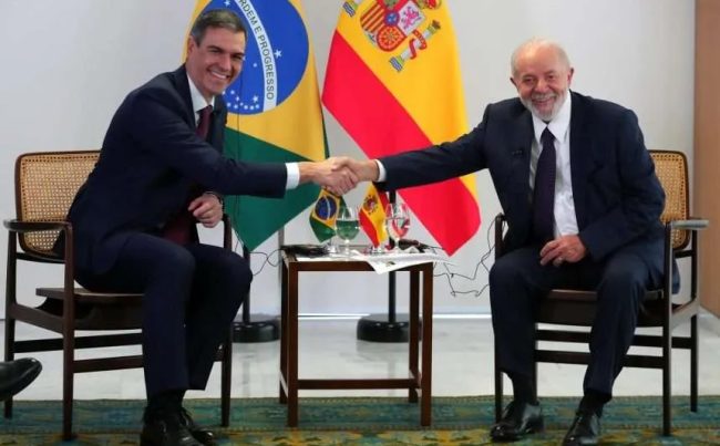 Los presidentes de España, Pedro Sánchez y Brasil, Luis Inácio Lula da Silva dejaron un mensaje claro sobre la unidad que debe existir entre los continentes para defender con convicción, la apertura, la confianza mutua y sobre todo el no a la guerra. FOTO: Especial