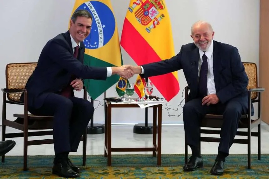 Los presidentes de España, Pedro Sánchez y Brasil, Luis Inácio Lula da Silva dejaron un mensaje claro sobre la unidad que debe existir entre los continentes para defender con convicción, la apertura, la confianza mutua y sobre todo el no a la guerra. FOTO: Especial