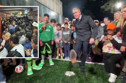 El pasado viernes, mientras había un tremendo caos en el Metro por el paro parcial de trabajadores, el director general de ese Sistema de Transporte Colectivo (SCT), Adrián Rubalcava andaba muy quitado de la pena entregando canchitas de futbol en Cuajimalpa. FOTOS: InfoMetroMX / Especial
