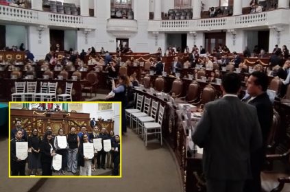 Pero hay tristes y lamentables excepciones, como el caso del Congreso de la Ciudad de México, donde no se les dio preferencia, a pesar de que ahí se crean las leyes. Este martes, en el Palacio de Donceles, los legisladores entregaron 84 medallas al Mérito en diferentes disciplinas, actividades profesionales y causas sociales. En total 13 diferentes áreas. FOTO: CDMX Magacín / Especial