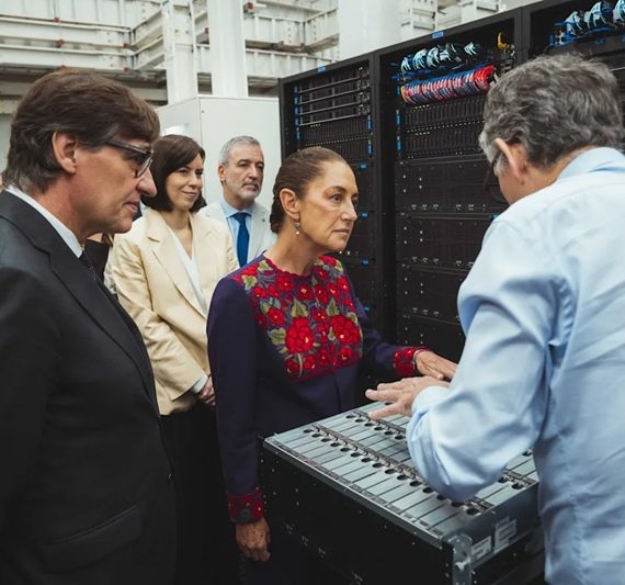 En su vista estuvo acompañada por el secretario de Relaciones Exteriores, Roberto Velasco; el jefe de la Oficina de la Presidencia, Lázaro Cárdenas Batel y el embajador de España en México, Quirino Ordaz. FOTO: EFE