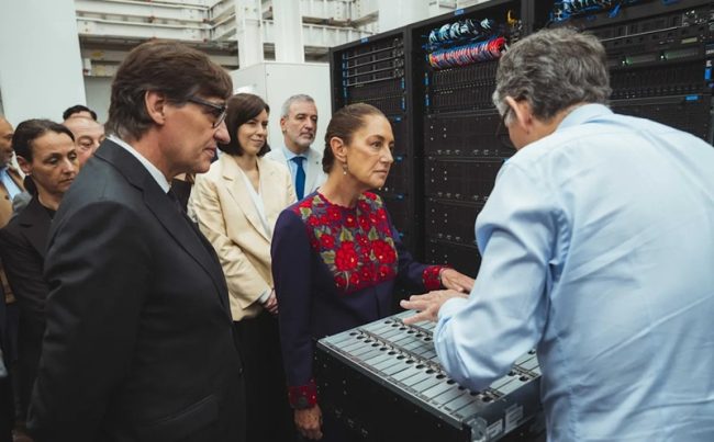 En su vista estuvo acompañada por el secretario de Relaciones Exteriores, Roberto Velasco; el jefe de la Oficina de la Presidencia, Lázaro Cárdenas Batel y el embajador de España en México, Quirino Ordaz. FOTO: EFE