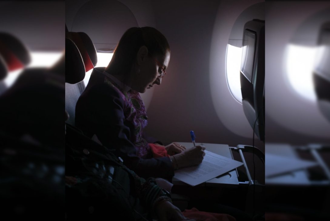 La presidenta viajó el jueves desde la Ciudad de México en el vuelo comercial IB 312 de la aerolínea española Iberia y en clase turista. Por cuestiones de protocolo fue recibida a su llegada a la capital española la tarde de este viernes 18 de abril (hora española) por el embajador de México en España, Quirino Ordaz Coppel. FOTO: Especial