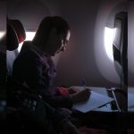 La presidenta viajó el jueves desde la Ciudad de México en el vuelo comercial IB 312 de la aerolínea española Iberia y en clase turista. Por cuestiones de protocolo fue recibida a su llegada a la capital española la tarde de este viernes 18 de abril (hora española) por el embajador de México en España, Quirino Ordaz Coppel. FOTO: Especial