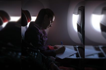 La presidenta viajó el jueves desde la Ciudad de México en el vuelo comercial IB 312 de la aerolínea española Iberia y en clase turista. Por cuestiones de protocolo fue recibida a su llegada a la capital española la tarde de este viernes 18 de abril (hora española) por el embajador de México en España, Quirino Ordaz Coppel. FOTO: Especial