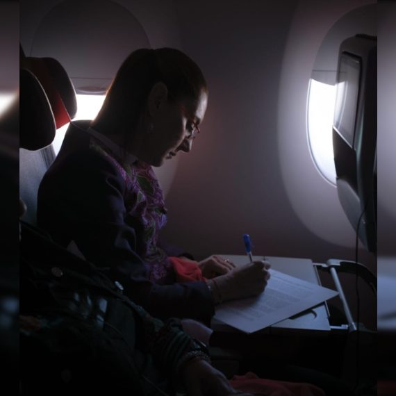 La presidenta viajó el jueves desde la Ciudad de México en el vuelo comercial IB 312 de la aerolínea española Iberia y en clase turista. Por cuestiones de protocolo fue recibida a su llegada a la capital española la tarde de este viernes 18 de abril (hora española) por el embajador de México en España, Quirino Ordaz Coppel. FOTO: Especial