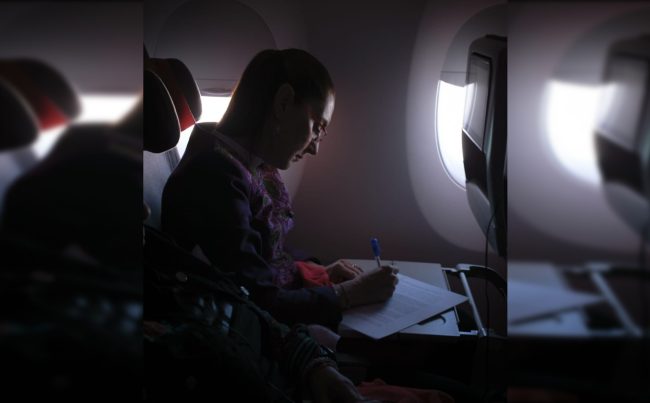 La presidenta viajó el jueves desde la Ciudad de México en el vuelo comercial IB 312 de la aerolínea española Iberia y en clase turista. Por cuestiones de protocolo fue recibida a su llegada a la capital española la tarde de este viernes 18 de abril (hora española) por el embajador de México en España, Quirino Ordaz Coppel. FOTO: Especial