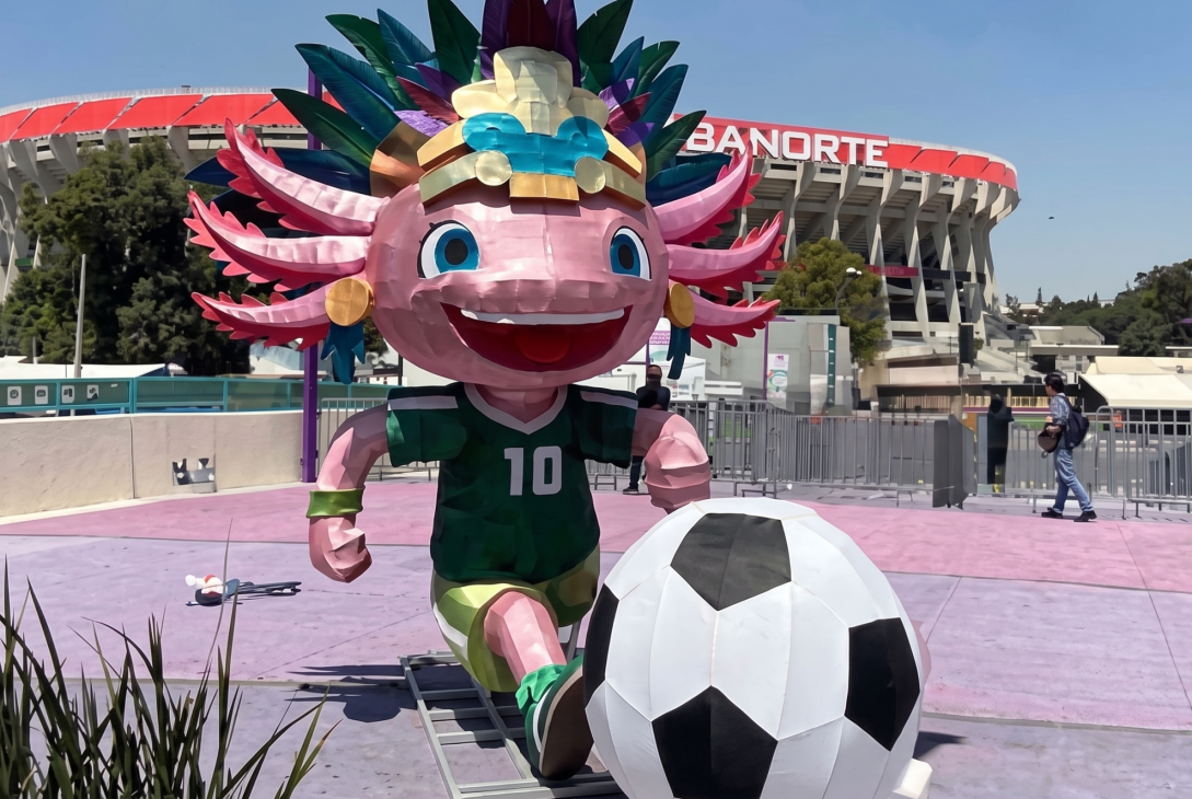 La Jefa de Gobierno, Clara Brugada Molina, aseguró que es falsa la información difundida sobre el retiro de la escultura del Ajolote capitalino de las inmediaciones del Estadio Azteca por petición de la FIFA o del Instituto Mexicano de la Propiedad Industrial (IMPI), y anunció que será reinstalado en próximos días. FOTO: Especial