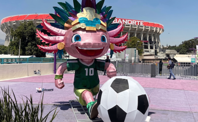 La Jefa de Gobierno, Clara Brugada Molina, aseguró que es falsa la información difundida sobre el retiro de la escultura del Ajolote capitalino de las inmediaciones del Estadio Azteca por petición de la FIFA o del Instituto Mexicano de la Propiedad Industrial (IMPI), y anunció que será reinstalado en próximos días. FOTO: Especial