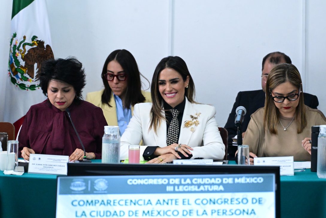 Pero tres Doritos después, o sea el 29 de abril, la narrativa cambió: desde ese día está Morena contra la pared, luego de que la Corte del Sur de Nueva York solicitó la detención con fines de extradición del gobernador morenista de Sinaloa, Rubén Rocha Moya; del senador Enrique Inzunza y otros ocho funcionarios y exfuncionarios. FOTO: Especial