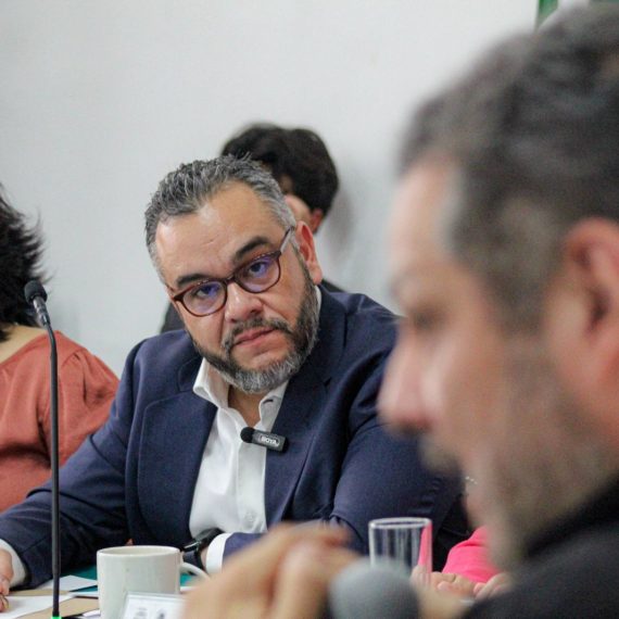 El alcalde de La Magdalena Contreras, Fernando Mercado Guaida, compareció este viernes ante el Congreso de la Ciudad de México, donde presentó los avances, acciones estratégicas y resultados obtenidos por su administración en materia de seguridad, prevención de riesgos, infraestructura hidráulica, atención ciudadana y fortalecimiento comunitario. FOTO: Especial