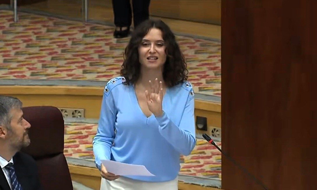Ayuso es una de las más importantes representantes de la derecha española actual. Quiere ser presidenta de su país, y trabaja para ello, al exterior, y al interior de la nación. ¿Cuál es su fuerza real en Madrid y en España? ¿Cuál es el panorama de su futuro político? Al parecer, otra vez está jugando al límite, como en el “cañas por vidas”. FOTO: captura pantalla transmisión Asamblea Madrid.