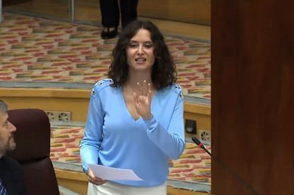 Ayuso es una de las más importantes representantes de la derecha española actual. Quiere ser presidenta de su país, y trabaja para ello, al exterior, y al interior de la nación. ¿Cuál es su fuerza real en Madrid y en España? ¿Cuál es el panorama de su futuro político? Al parecer, otra vez está jugando al límite, como en el “cañas por vidas”. FOTO: captura pantalla transmisión Asamblea Madrid.