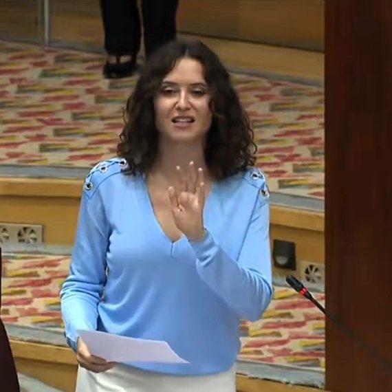 Ayuso es una de las más importantes representantes de la derecha española actual. Quiere ser presidenta de su país, y trabaja para ello, al exterior, y al interior de la nación. ¿Cuál es su fuerza real en Madrid y en España? ¿Cuál es el panorama de su futuro político? Al parecer, otra vez está jugando al límite, como en el “cañas por vidas”. FOTO: captura pantalla transmisión Asamblea Madrid.