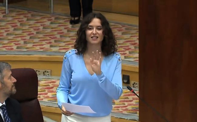 Ayuso es una de las más importantes representantes de la derecha española actual. Quiere ser presidenta de su país, y trabaja para ello, al exterior, y al interior de la nación. ¿Cuál es su fuerza real en Madrid y en España? ¿Cuál es el panorama de su futuro político? Al parecer, otra vez está jugando al límite, como en el “cañas por vidas”. FOTO: captura pantalla transmisión Asamblea Madrid.