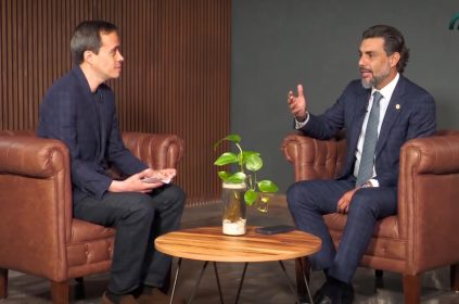 Entre el desinterés del director General del Canal del Congreso de la Ciudad de México, Jorge Armando Rocha, y el maloso jefe de los Chuchos del PVEM, Jesús Sesma, los directivos áreas neurálgicas de todo el aparato de comunicación legislativa están en el limbo. FOTOS: Especial. (Montaje de Sesma en sillón, con IA Gemini)