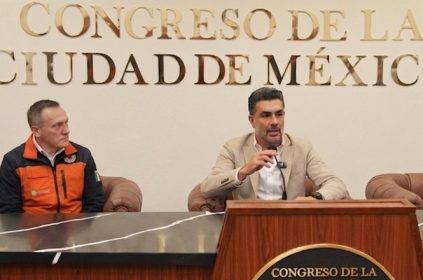 No sólo fue su idea, el verde Jesús Sesma también está apoyando. Desde la posición estratégica que ostenta como presidente del Congreso de la Ciudad de México está ayudando al director general del Metro, Adrián Rubalcava, a que se reúna con los grupos parlamentarios, supuestamente para beneficio de ese sistema de transporte. IMAGEN: Montaje con Gemini IA
