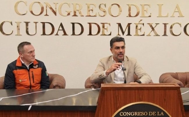 No sólo fue su idea, el verde Jesús Sesma también está apoyando. Desde la posición estratégica que ostenta como presidente del Congreso de la Ciudad de México está ayudando al director general del Metro, Adrián Rubalcava, a que se reúna con los grupos parlamentarios, supuestamente para beneficio de ese sistema de transporte. IMAGEN: Montaje con Gemini IA