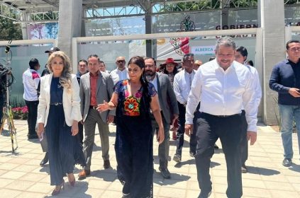 El jueves pasado, durante la inauguración de la UTOPÍA Ceylán, en Azcapotzalco, se dio un breve encuentro entre los principales representantes de las izquierdas en la capital del país: la jefa de Gobierno, Clara Brugada; la presidenta del PRD CDMX, Nora Arias, y el coordinador del PT en el Congreso, Ernesto Villarreal. FOTO: Especial
