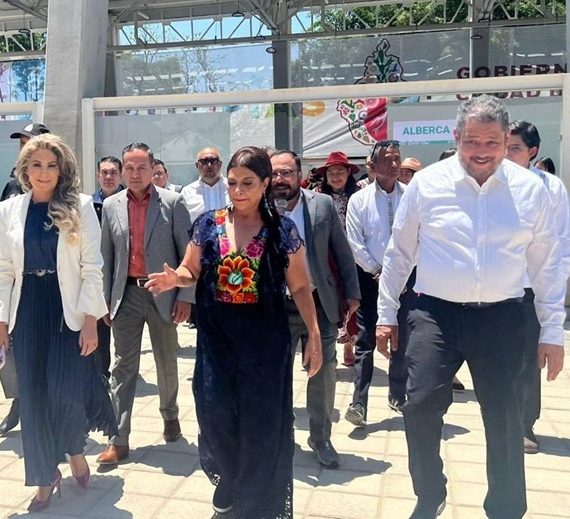 El jueves pasado, durante la inauguración de la UTOPÍA Ceylán, en Azcapotzalco, se dio un breve encuentro entre los principales representantes de las izquierdas en la capital del país: la jefa de Gobierno, Clara Brugada; la presidenta del PRD CDMX, Nora Arias, y el coordinador del PT en el Congreso, Ernesto Villarreal. FOTO: Especial