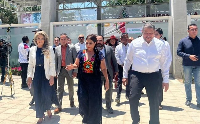 El jueves pasado, durante la inauguración de la UTOPÍA Ceylán, en Azcapotzalco, se dio un breve encuentro entre los principales representantes de las izquierdas en la capital del país: la jefa de Gobierno, Clara Brugada; la presidenta del PRD CDMX, Nora Arias, y el coordinador del PT en el Congreso, Ernesto Villarreal. FOTO: Especial