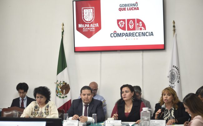 Óscar V. Machado / CDMX Magacín Al comparecer ante las comisiones unidas de Alcaldías y Límites Territoriales, y de Administración Pública Local del Congreso de la Ciudad de México, el Alcalde de Milpa Alta, José Octavio Rivero Villaseñor, planteó realizar una reunión de los 16 alcaldes y alcaldesas con esta soberanía capitalina para analizar el presupuesto que se destinan cada año a las demarcaciones. Argumento que en el caso de Milpa Alta los recursos no son suficientes para atender las demandas de los más de 160 mil habitantes que viven en esta jurisdicción del sur de la capital del país, a pesar de que en los últimos 2 años se ha incrementado 150 millones de pesos por año, estos incrementos se van para cubrir el déficit de la alcaldía, del capítulo 1000 principalmente, que corresponde a los salarios, más la inflación. “Del año 2025 yo calculo que nos quedó como 1.5, 2% de presupuesto real para canalizar hacia la ciudadanía. En mi caso particular, nosotros necesitamos al menos un aumento de 10% en el presupuesto anual”. Ante eso, en el Salón Herberto Castillo del recinto parlamentario capitalino, el edil propuso realizar una reunión de los 16 alcaldes con los diputados para analizar cuánto es lo qué se va a gastar al año, tomando en cuenta la inflación que se aumenta en salarios, “a partir de eso, que nos puedan dar un planteamiento de un aumento real para que nosotros podamos tener mejores programas, podamos aumentar obra pública, mas recursos a otras partidas para incrementar el nivel de vida de las personas”. En su comparecencia, Rivero Villaseñor recalcó que su gobierno ha reducido la inseguridad en 18%, porque se han incrementado diversas acciones como la adquisición de 3 patrullas pick up, 20 motopatrullas, la implementación del programa “Barrio alerta” con el cual se han concretado 251 asambleas vecinales, se construyeron 3 casetas de vigilancia en 3 de los 12 pueblos originarios. Añadió que su gobierno construyó un centro de monitoreo con capacidad para 1,200 cámaras, “ya se colocaron 300 y este año instaremos 450, lo que ha permitido ser la alcaldía con mayor respuesta en detención de delincuentes, pues de cada 2 delitos, en uno se detiene al responsable”. Añadió que se destinaron 40 millones de pesos para rehabilitar 7 plazas púbicas, así como para construir un parque ecoturístico en San Juan Tepenahuac, además se canalizaron 12 millones de pesos para rehabilitar los caminos rurales y reparar 13 mil baches en toda la demarcación, 8.5 millones para rehabilitar banquetas.   Al destacar que Milpa Alta fue en 2025 la única alcaldía que no padeció inundaciones, Rivero Villaseñor señaló que implementó el programa Operación Desagüe con un presupuesto de 10 millones de pesos, que también usó para dar mantenimiento a 33 barrancas. “También ayudó a esto que adquirimos 5 nuevos camiones de basura”. En Desarrollo social, destacó la puesta en marcha del programa “Bebe Digno”, único en la ciudad y en el país, con la construcción de 10 Bebetecas que benefician a más de 2 mil infantes (de 0 a 10 años) con actividades como estimulación y aprendizaje de habilidades cognitivas, sociales y emocionales, incluso se les otorga clases de náhuatl. Este programa recibió el Premio Intercontinental de Alcaldes y Gobernadores, otorgado por el Consejo de Líderes y Empresarios a Nivel Internacional. Añadió que en el año 2025 su gobierno apoyó con 13 mil pesos a productores de nopal con lo cual canalizó 72 millones de pesos y en 2026 estos recursos crecieron a 76 millones de pesos para darles 14 mil pesos, “pero con el apoyo del gobierno capitalino, cada productor recibirá 17 mil pesos”. Rivero Villaseñor destacó la implementación del programa “Protectora de la Salud” que tiene el objetivo de atender a 10 mil milpatenses. En su primera parte cuenta con una clínica que ofrece servicios gratuitos de medicina general, odontología, laboratorio clínico, servicios de optometría. Apuntó que con el esquema “Alimento digno” en 2025 se beneficiaron a 13,500 personas con la entrega de una despensa, se entregaron 250 apoyos a personas con discapacidad, 400 aparatos auditivos y andaderas. Con miras al Mundial de Futbol 2026, el edil dijo que se buscará aprovechar que el Estadio Azteca se encuentra a 40 minutos de la demarcación, por lo que se rehabitaron diversas centros deportivos, se cuentan con 21 rutas turísticas del mole, nopal, miel, zona verdes, “muy pronto vamos a inaugurar el Museo de la Comida de Milpa Alta, tenemos el programa “Milpa Cultura” que se despliega en los 12 pueblos de la demarcación con actividades musicales, artísticas y de desarrollo como Yoga en el bosque o serenidad verde. Durante la comparecencia participaron las diputadas Elizabeth Mateos Hernández, presidenta de la Comisión de Administración Pública Local, Ileana Sánchez Chávez, presidenta de la Comisión de Alcaldías y Límites Territoriales, así como las legisladoras Leticia Haro Jiménez, Tania Larios Pérez, Luisa Ledezma Alpízar, Diana Barragán Sánchez, Yolanda García Ortega, así como el diputado Federico Chávez Semerena.