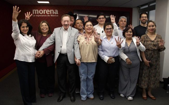Diputados de Morena pasaron de la ilusión a la sorpresa, y terminaron enfadados porque la conferencia de prensa a la que tuvieron que asistir este miércoles por instrucciones superiores terminó siendo de respaldo al presidente del partido en la Ciudad de México, Héctor Díaz Polanco. FOTOS: Especial