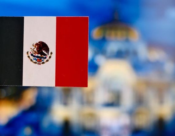 Atentos al próximo pitazo inaugural entre México y Sudáfrica en el Estadio Azteca, el Mundial de Fútbol 2026 se perfila como el evento económico más significativo para México en los últimos años por lo que las Pymes deben capitalizarse para poder atender a los turistas tanto locales como extranjeros de manera óptima. IMAGEN: Especial